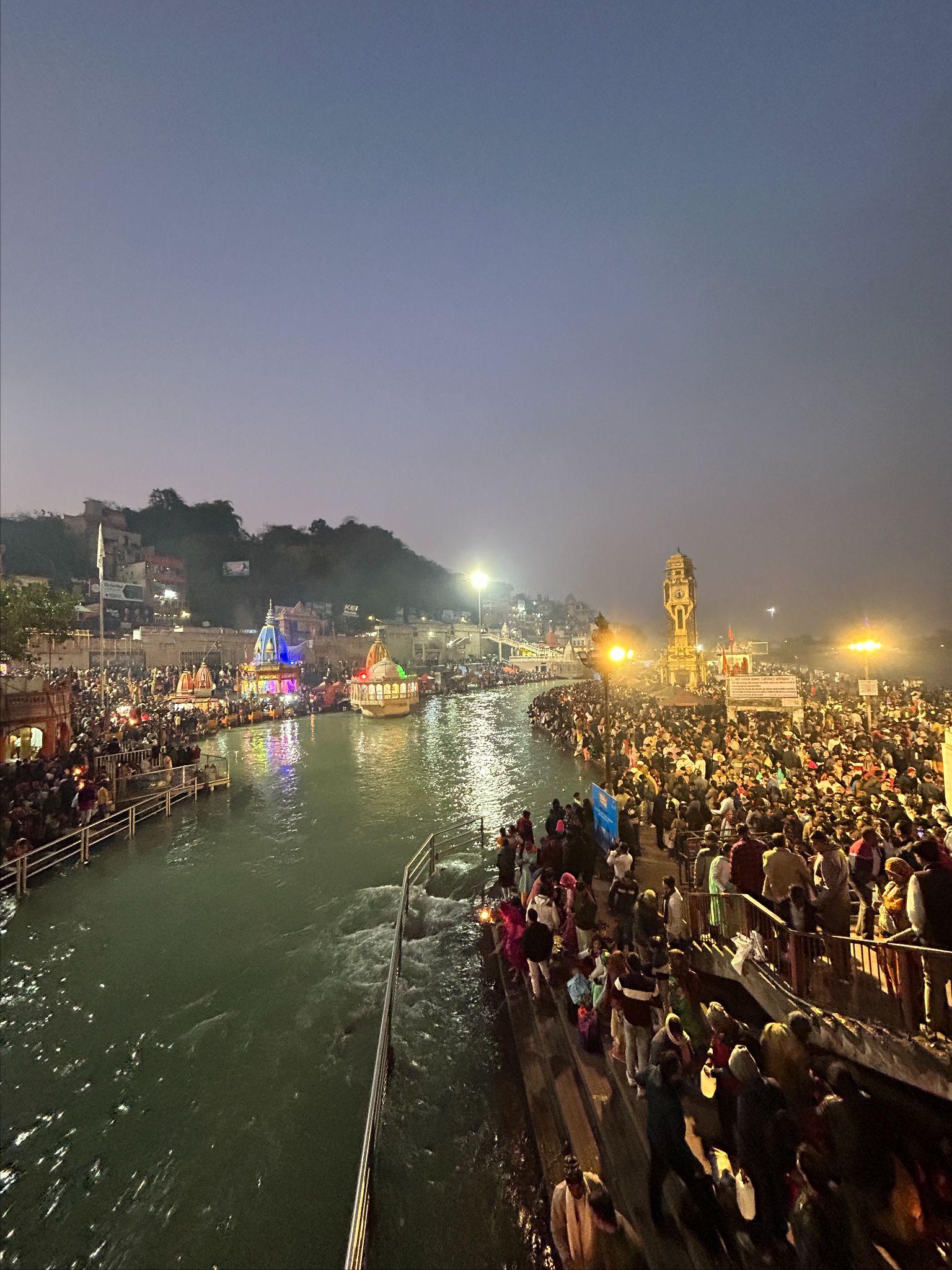 インドのハリ・キ・パウリのアールティの後