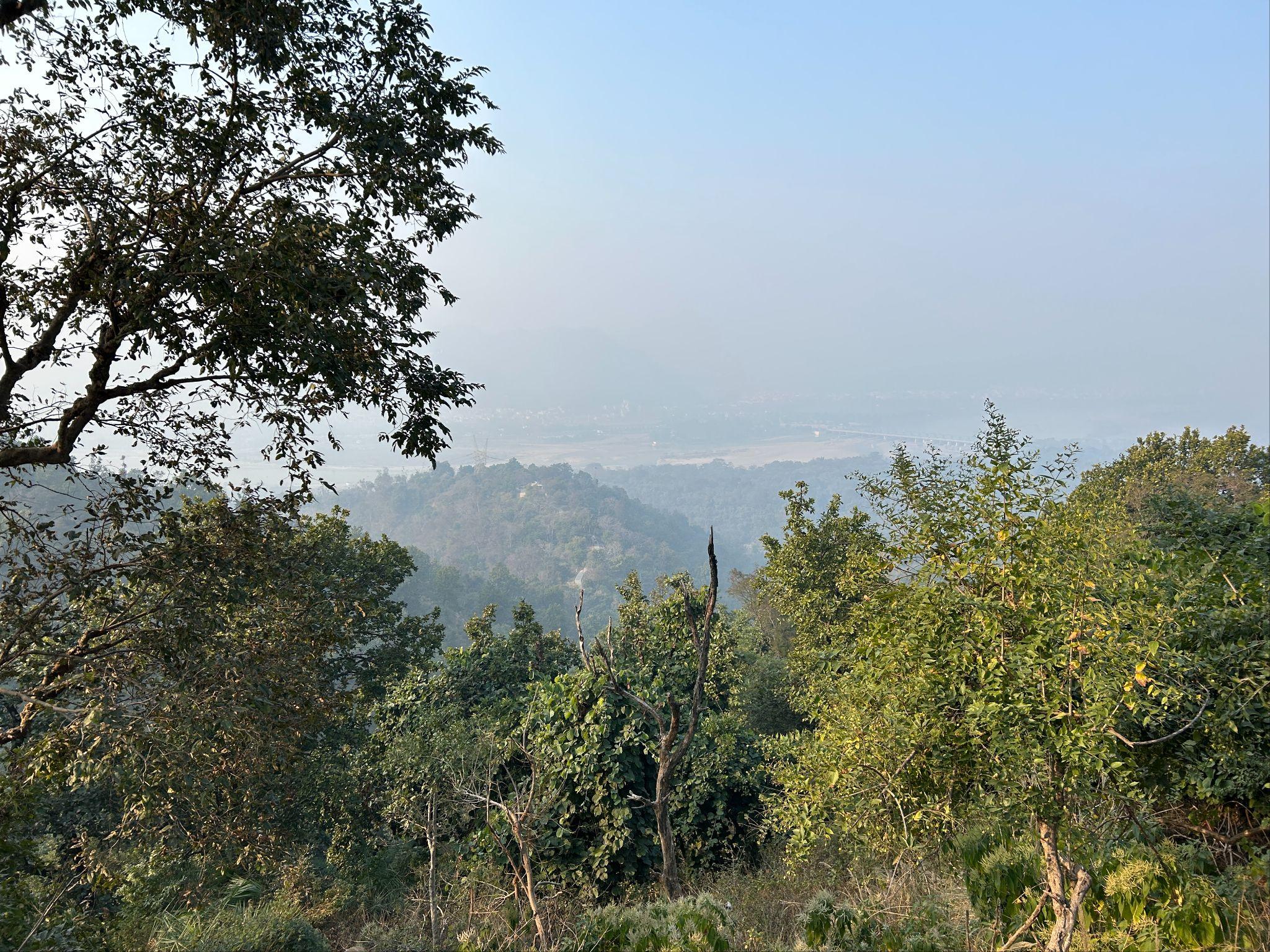 インドの反対の山から見たハリドワール