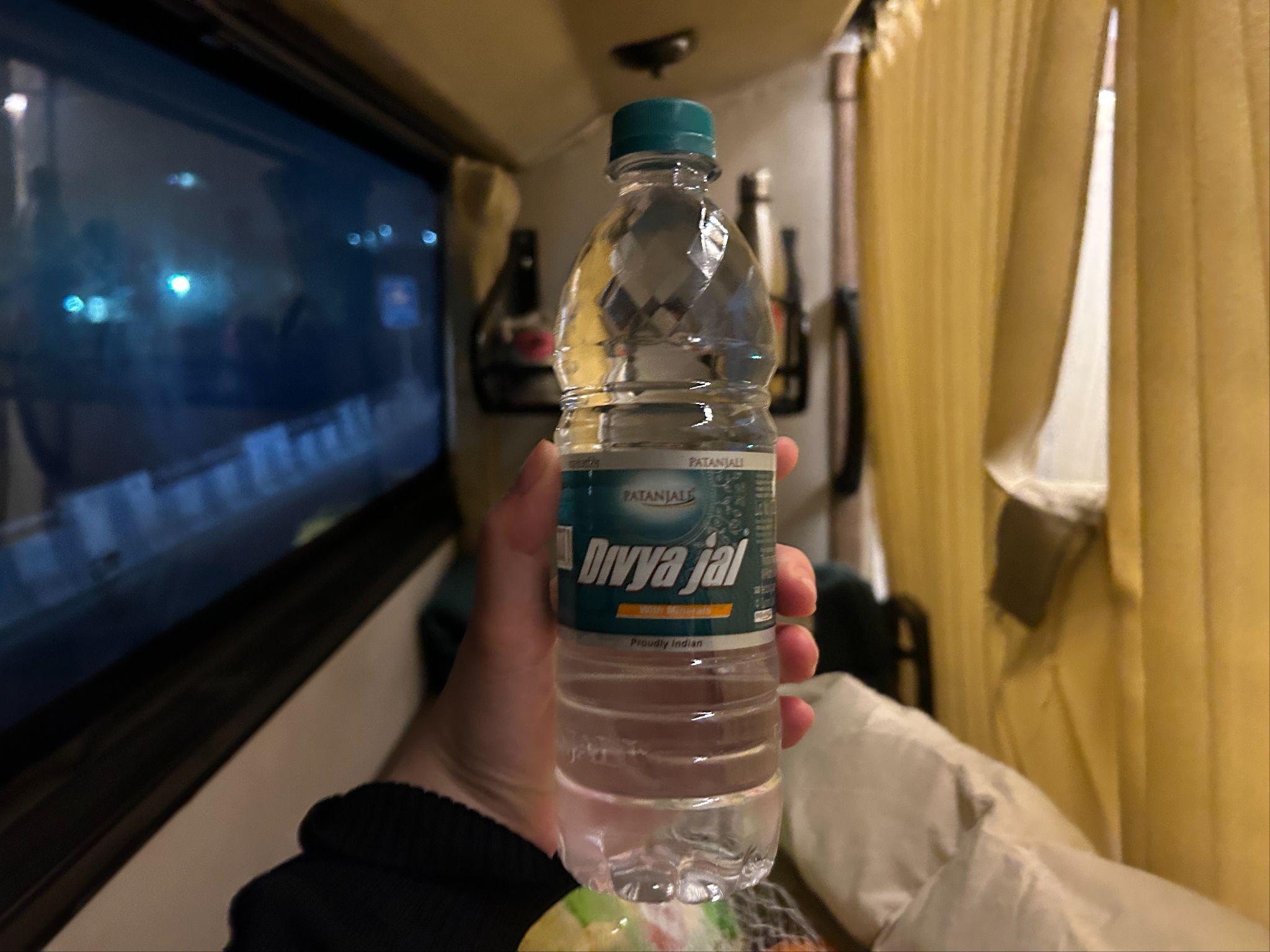 インドの深夜バスの水