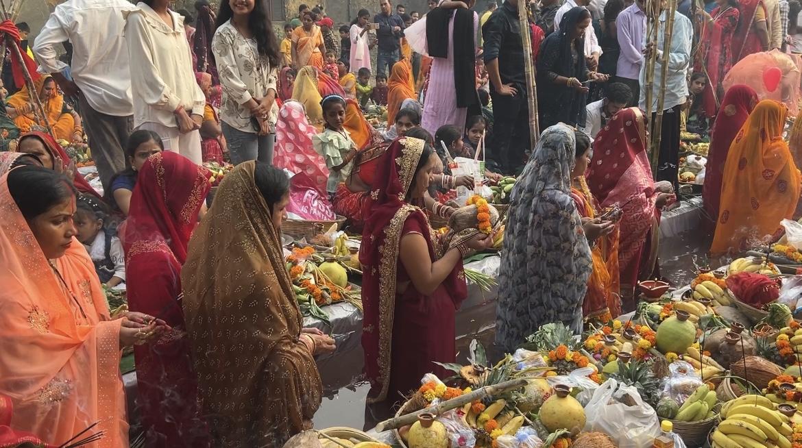 プジャをする女性たち