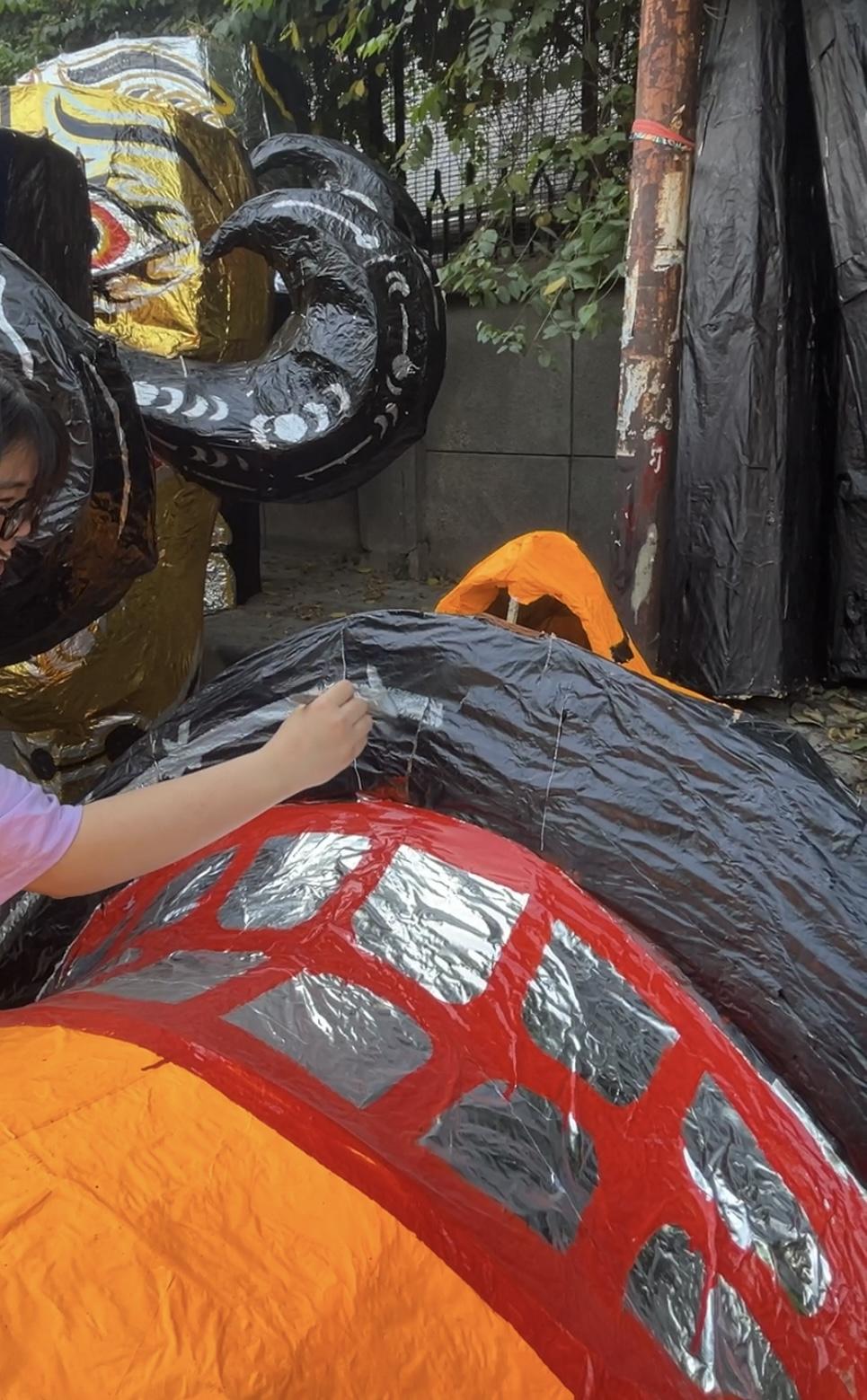 ラーヴァナぞうの顔にペイント