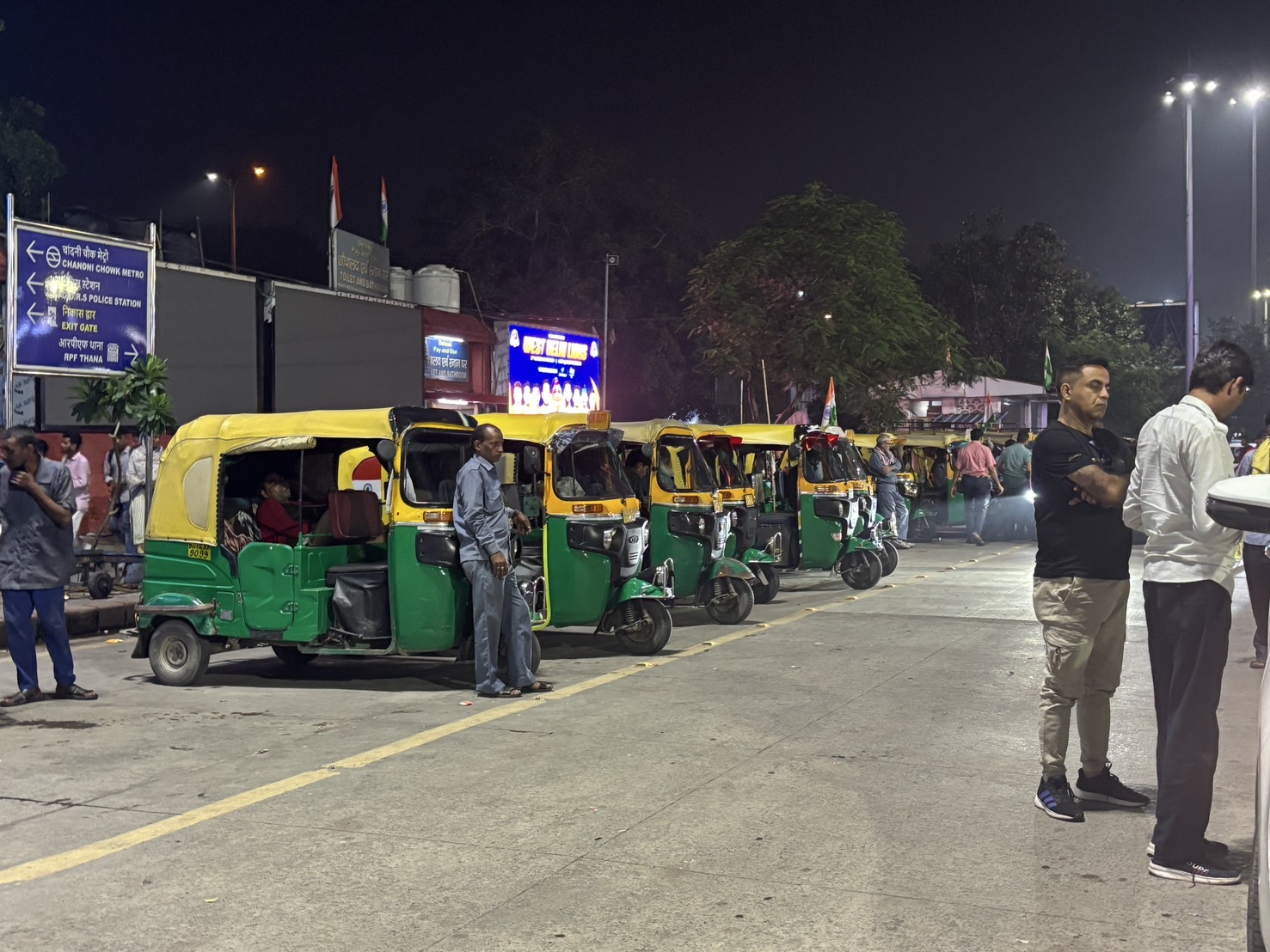  駅前に並ぶオートリキシャ